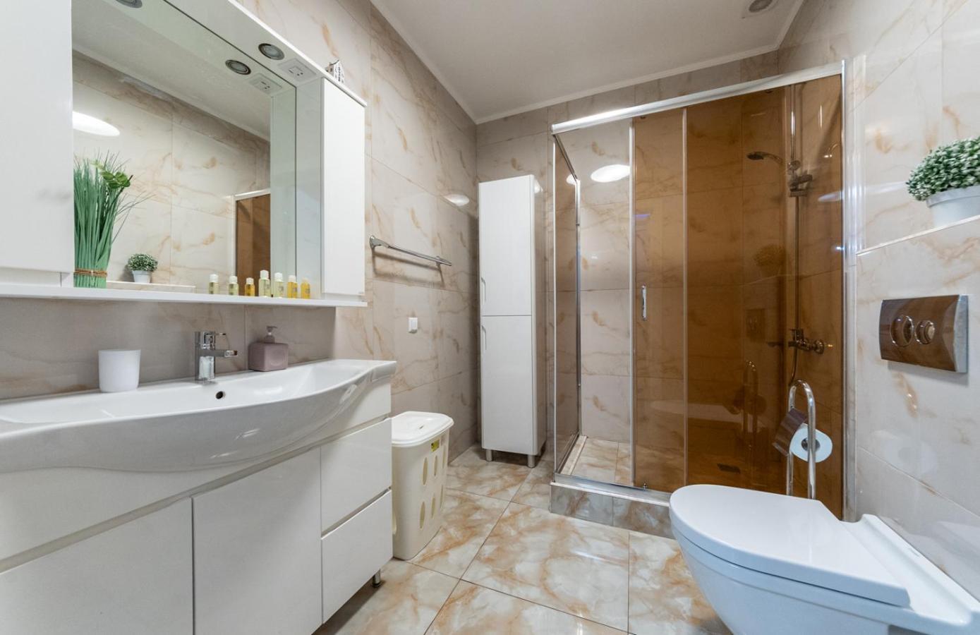 Lux Apartment Near Arena City Kiev Eksteriør bilde