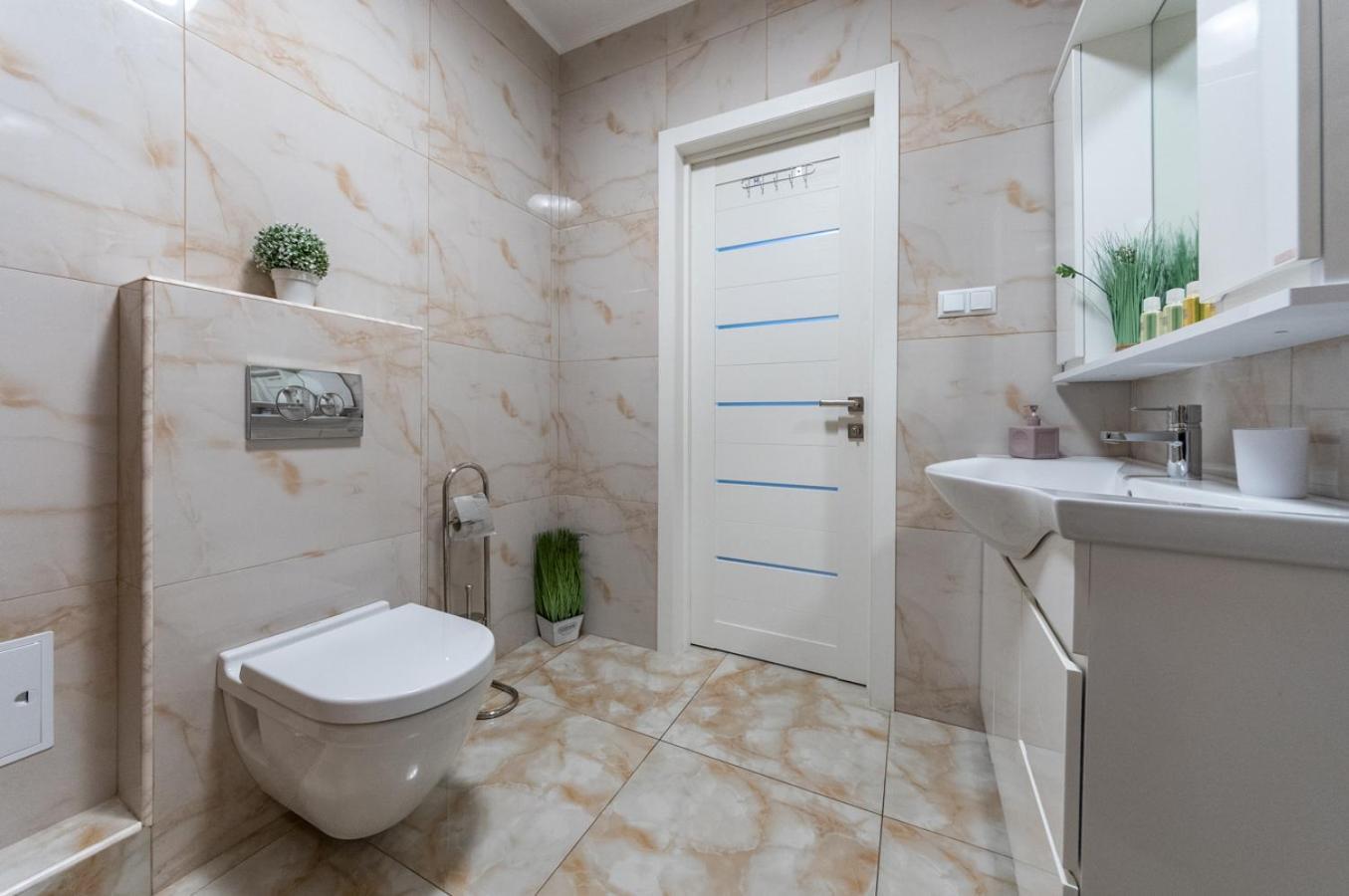 Lux Apartment Near Arena City Kiev Eksteriør bilde